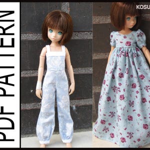 Op de afbeelding: Twee poppen die verschillende outfits dragen. De pop links draagt een lichtblauwe jumpsuit met een wit bloemenpatroon. De pop rechts draagt een lichtblauwe jurk met een roze bloemenpatroon. Beide poppen hebben bruin haar en blauwe ogen. De tekst "PDF PATTERN" is zichtbaar aan de linkerkant van de afbeelding.