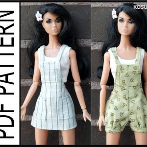 Könnte beinhalten: Zwei Puppen, die verschiedene Arten von Latzhosen tragen. Die Puppe links trägt eine weiße Latzhose mit schwarzen Streifen und ein weißes Tanktop. Die Puppe rechts trägt eine grüne Latzhose mit einem weißen Tanktop und einem Blumenmuster. Beide Puppen haben langes schwarzes Haar und tragen weiße Blumen im Haar.