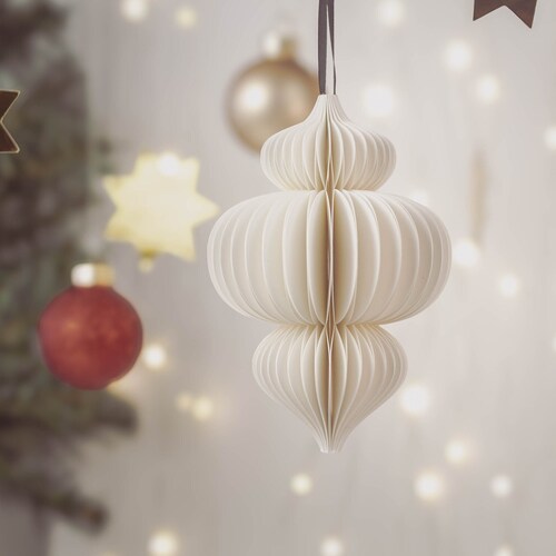 Adornos de papel con remate en blanco roto: decoración navideña escandinava hygge