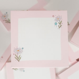 Memoblok madeliefjes: handgemaakt briefpapier met roze randen