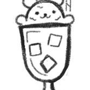 Puede incluir: Un oso de dibujos animados con una cereza en la parte superior est&aacute; sentado en un vaso con cubitos de hielo y una pajita. El vaso tiene un tallo y est&aacute; lleno de un l&iacute;quido marr&oacute;n.