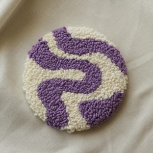 Wavy Punch Needle Coaster – Lilac and Cream Tufted Mug Rug – Retro Yarn Coaster – Handmade Boho Table Decor – Dopamine Home Decor