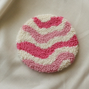 Wavy Punch Needle Coaster – Pink & Cream Mug Rug – Retro Tufted Coaster – Soft Boho Home Decor – Handmade Drink Mat – Gift for Her