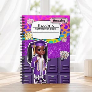 Puede incluir: Un cuaderno de espiral con un diseño vibrante. La portada presenta una ilustración de dibujos animados de una graduada con atuendo morado, el texto "Kessia's COMPOSITION BOOK" y la palabra "Amazing". El fondo incluye un efecto de purpurina morada y gráficos de taquillas.