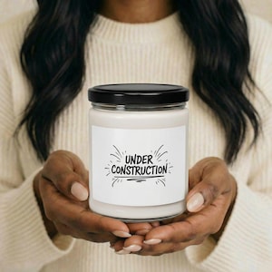 Im Aufbau Kerze | Duftkerze im Glas, Handgeschriebene Marker Pinselschrift