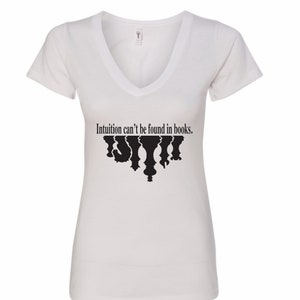 Intuition kann nicht in Büchern Frauen V-Ausschnitt T-shirt Königin Gambit gefunden werden