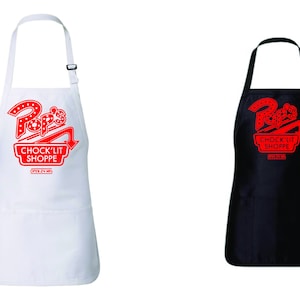 以下が含まれることがあります： 赤い「Pop's Chock'lit Shoppe」ロゴが付いた黒と白の2つのエプロン。エプロンは首に調節可能なストラップと前面に大きなポケットが付いています。
