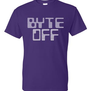 Pode incluir: Uma camiseta roxa com o texto branco "BYTE OFF" em uma fonte retrô e pixelizada. A camiseta é de cor sólida e tem gola redonda.