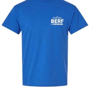 Könnte beinhalten: Ein königsblaues T-Shirt mit kurzen Ärmeln und weißem Text auf der oberen linken Brust, der THE ORIGINAL BERF of CHICAGOLAND lautet. Das Shirt hat einen Rundhalsausschnitt und eine Standardpassform für einen schlichten Look.
