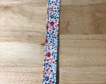 Blommig nappklämma | Handgjord napphållare för baby | Tygklämma | Babyshowerpresent | Röd & Blå Blommor