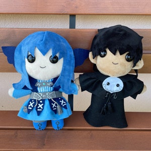 Puede incluir: Una taza de cerámica blanca con un asa negra y el texto "But First, Coffee" en negro, con una fuente de estilo manuscrito. La taza está sobre una superficie blanca.