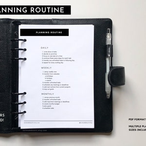 Può includere: Un'agenda in pelle nera con un inserto bianco intitolato "PLANNING ROUTINE". L'inserto elenca le attività giornaliere, settimanali e mensili. Una penna è attaccata all'agenda. Il testo sull'inserto include "2 COLORI INCLUSI!" e "FORMATO PDF PIÙ DIMENSIONI DI AGENDA INCLUSE."
