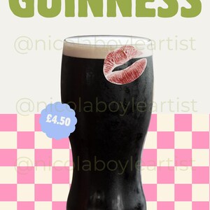K&ouml;nnte beinhalten: Ein Pint Guinness mit einem Kussmund und dem Text "LOVELY DAY FOR A GUINNESS". Der Hintergrund ist ein rosa-wei&szlig; kariertes Muster.