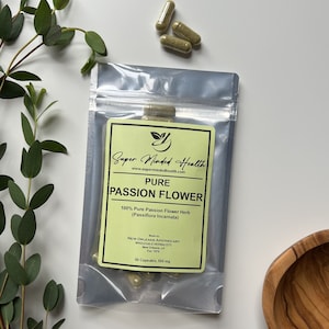 以下が含まれることがあります： 「Pure Passion Flower」とラベル付けされた緑色のカプセルが50個入った透明なプラスチック袋。ブランド名は「Super Minded Health」、ウェブサイトのアドレスは「www.supermindedhealth.com」。ラベルには、「100% Pure Passion Flower Herb (Passiflora Incarnata)」と「Made by New Orleans Apothecary Wholesale Herbalists Est. 1979」の記載もあります。