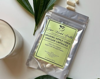 Może przedstawiać: Srebrny worek z żółtą etykietą, na której widnieje napis "Super Minded Health" i "Organic Apple Cider Vinegar Capsules". Etykieta zawiera również napis "100% Pure Organic Apple Cider Vinegar Powder" i "50 Capsules, 500 mg". Worek zawiera białe kapsułki.