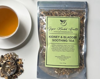 Peut inclure: Un sachet argenté de thé en feuilles en vrac étiqueté "Kidney & Bladder Soothing Tea" avec le nom de la marque "Super Minded Health" et l'adresse du site Web "www.supermindedhealth.com". Le sachet contient un mélange d'herbes séchées et est fabriqué par New Orleans Apothecary Wholesale Herbalists. Le thé pèse 113 g (4 oz).