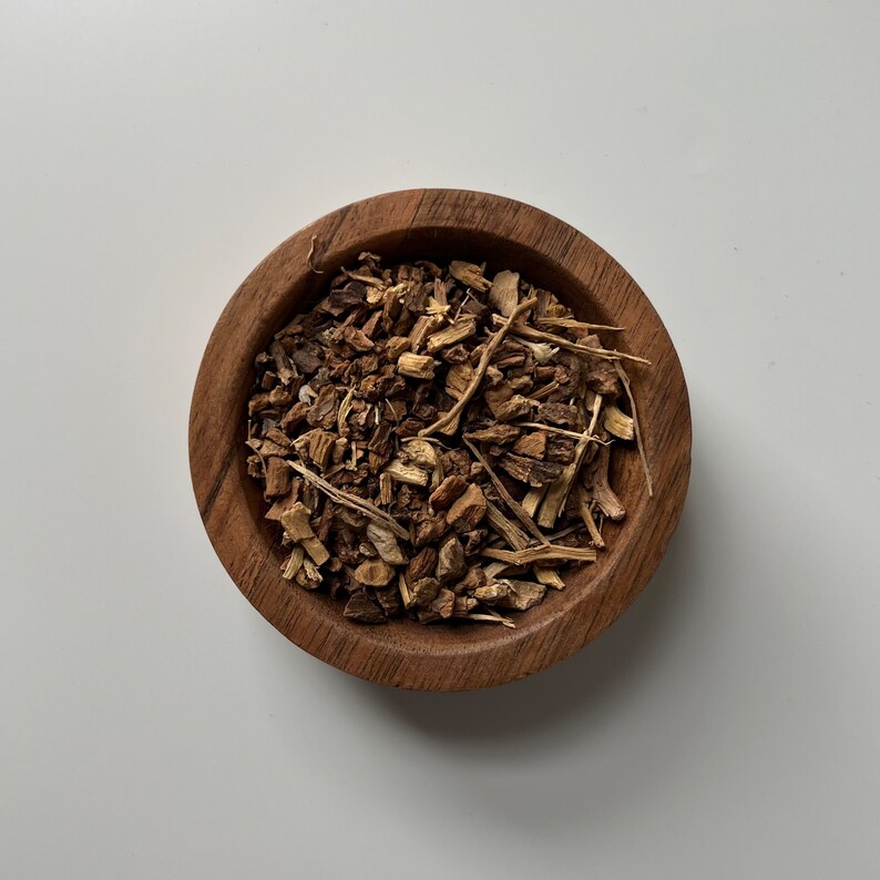 Puede incluir: Un taz&oacute;n de madera lleno de trozos de corteza de ra&iacute;z seca, marr&oacute;n y marr&oacute;n claro.