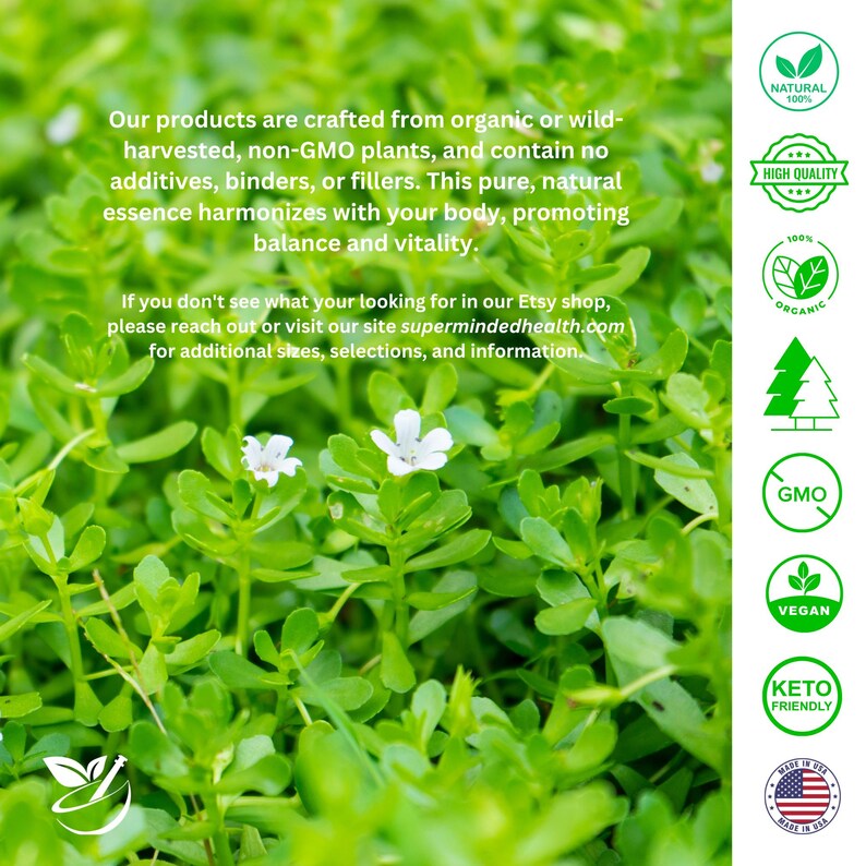 Pu&ograve; includere: Primo piano di piante verdi con foglie e fiori bianchi. L'immagine include del testo che recita "I nostri prodotti sono realizzati con piante biologiche o selvatiche, non OGM, e non contengono additivi, leganti o riempitivi. Questa essenza pura e naturale si armonizza con il tuo corpo, promuovendo equilibrio e vitalit&agrave;." L'immagine include anche diversi badge che indicano che i prodotti sono naturali, di alta qualit&agrave;, biologici, senza OGM, vegani, chetogenici e realizzati negli Stati Uniti.