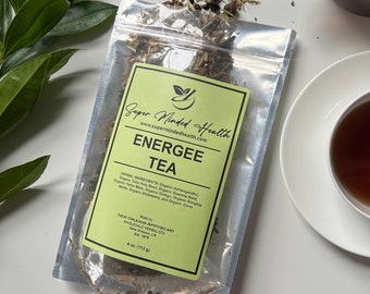 Peut inclure: Un sachet en plastique transparent rempli d'herbes séchées pour un mélange de thé appelé "Energee Tea" de Super Minded Health. L'étiquette est verte et blanche avec l'adresse du site Web de l'entreprise et une liste d'ingrédients comprenant l'ashwagandha, le tulsi, le basilic sacré, les graines de guarana, le maté, le ginkgo, l'ortie, la baie de sureau et le clou de girofle. Le sachet est de 4 onces (113 grammes).