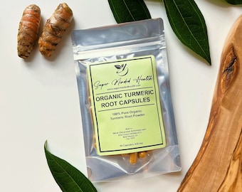 Può includere: Un sacchetto di plastica trasparente contenente 50 capsule di polvere di radice di curcuma biologica. Il sacchetto è etichettato "Super Minded Health" e "Capsule di radice di curcuma biologica". L'etichetta indica anche che le capsule sono 100% polvere di radice di curcuma biologica pura e sono prodotte da New Orleans Apothecary.