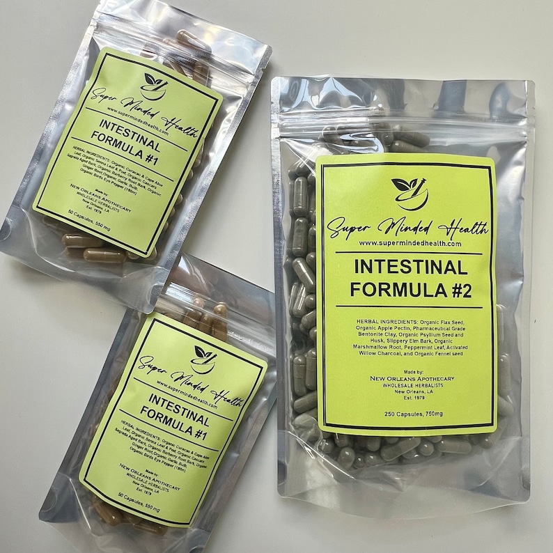 Puede incluir: Tres bolsas de pl&aacute;stico transparente llenas de c&aacute;psulas. Cada bolsa tiene una etiqueta amarilla con el texto "Super Minded Health" y "Intestinal Formula #1" o "Intestinal Formula #2". Las etiquetas tambi&eacute;n incluyen la direcci&oacute;n del sitio web "www.supermindedhealth.com" y la informaci&oacute;n sobre los ingredientes y la dosificaci&oacute;n.