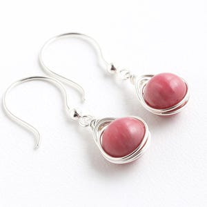 Boucles d&#39;oreilles enroulées de fil de rhodonite rose naturelle faites à la main en argent sterling 14 carats rempli de pierres de guérison pendantes cadeau d&#39;anniversaire bijoux d&#39;été