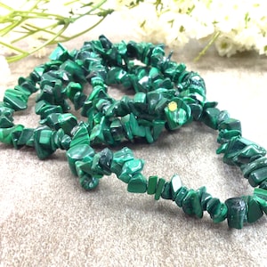Green Malachite Chips Gemstone Necklace – Healing Crystals & Stones, Boho Statement Jewelry, Perfect Gift for Women”