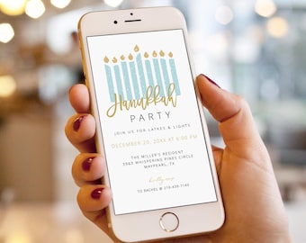 Könnte beinhalten: Ein Smartphone, auf dem eine digitale Einladung zu einer Chanukka-Party angezeigt wird. Die Einladung zeigt ein blaues und goldenes Design mit einem Chanukka-Leuchter und dem Text "Chanukka-Party". Der Text auf der Einladung lautet "Schließen Sie sich uns für Latkes & Lichter am 20. Dezember 20XX um 18:00 Uhr an The Miller's Residence 2367 Whispering Pines Circle Maplewood, TX"