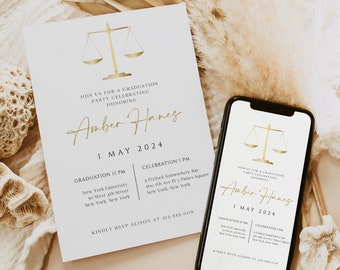 Könnte beinhalten: Eine weiße Einladungskarte mit goldener Schrift und einer goldenen Waage-Grafik. Der Text lautet "Feiern Sie mit uns eine Graduierungsparty zu Ehren von Amber Hanes am 1. Mai 2024". Die Karte enthält die Uhrzeit und den Ort für die Graduierungszeremonie und die Feier.