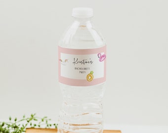 Puede incluir: Una botella de agua transparente con una etiqueta rosa que dice "Kristin's Bachelorette Party". La etiqueta presenta ilustraciones de un flamenco, una piña y un unicornio. Debajo de la botella hay una pancarta a juego.