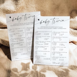 Puede incluir: Dos tarjetas de juego de trivia para beb&eacute;s imprimibles en blanco y negro con preguntas sobre beb&eacute;s. Las tarjetas tienen el t&iacute;tulo "baby trivia" y el texto "&iquest;Cu&aacute;nto sabes sobre los beb&eacute;s? &iexcl;La persona con la mayor cantidad de respuestas correctas gana!"