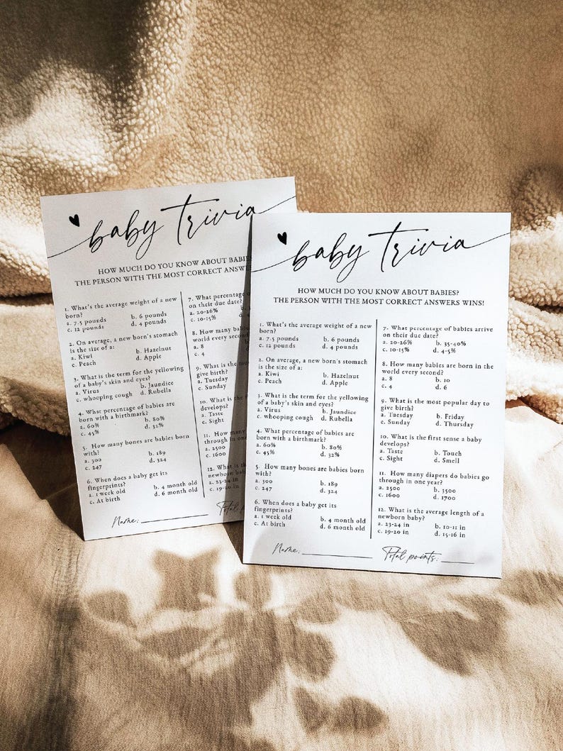 Puede incluir: Dos tarjetas de juego de trivia para beb&eacute;s imprimibles en blanco y negro con preguntas sobre beb&eacute;s. Las tarjetas tienen el t&iacute;tulo "baby trivia" y el texto "&iquest;Cu&aacute;nto sabes sobre los beb&eacute;s? &iexcl;La persona con la mayor cantidad de respuestas correctas gana!"