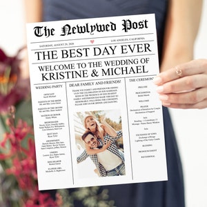 Pode incluir: Um anúncio de casamento no estilo de um jornal com uma foto do casal. O título diz "The Best Day Ever" e dá as boas-vindas aos convidados ao casamento de Kristine & Michael. O anúncio lista a festa de casamento e a ordem da cerimônia.