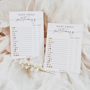 Puede incluir: Dos tarjetas de juego de baby shower imprimibles con el t&iacute;tulo "Baby Emoji Pictionary". Cada tarjeta tiene una lista de 15 emojis y espacios en blanco para que los jugadores escriban sus conjeturas.