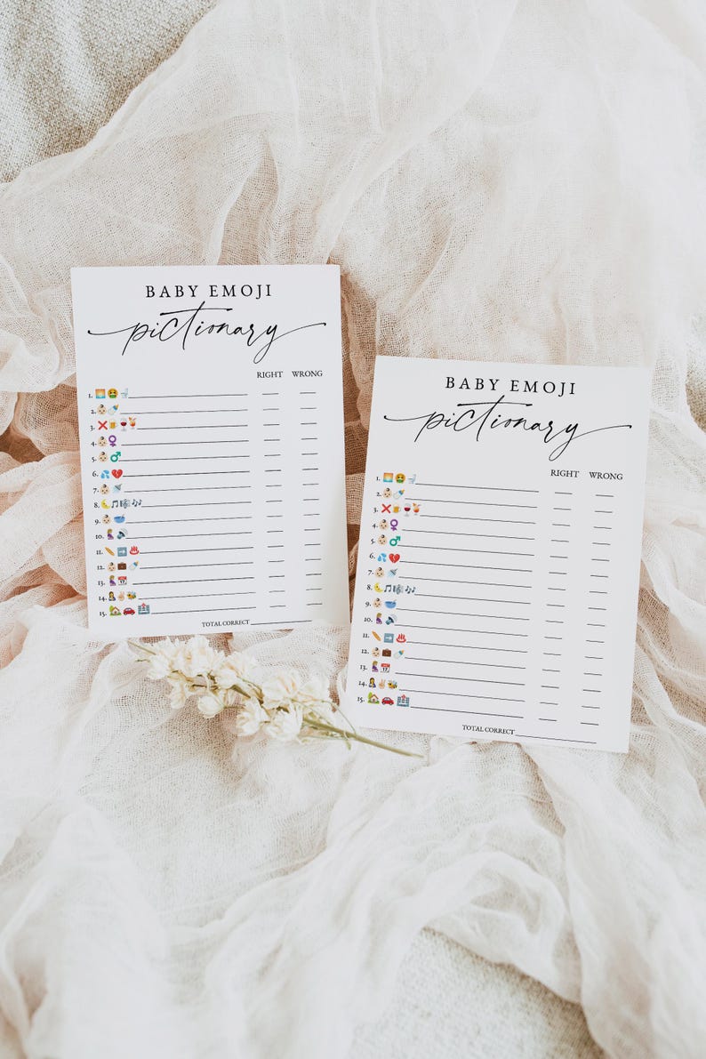 Puede incluir: Dos tarjetas de juego de baby shower imprimibles con el t&iacute;tulo "Baby Emoji Pictionary". Cada tarjeta tiene una lista de 15 emojis y espacios en blanco para que los jugadores escriban sus conjeturas.