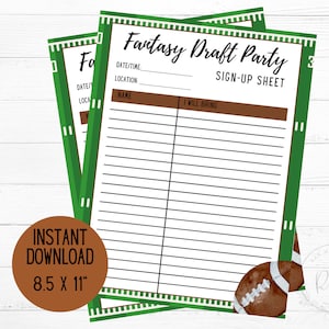 Puede incluir: Hojas de inscripción para una Fantasy Draft Party, con un diseño de campo de fútbol con rayas verdes y blancas. El texto dice "Fantasy Draft Party Sign-Up Sheet". Las hojas miden aproximadamente 21,6 x 27,9 cm. Un círculo marrón con "Instant Download 8.5 x 11" está en la parte inferior izquierda.