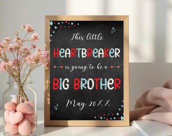 Puede incluir: Un letrero de pizarra enmarcado con el texto "This little HEARTBREAKER is going to be a BIG BROTHER" en letras rojas, blancas y azules. El letrero está decorado con corazones y estrellas, y la fecha "May 20XX" está escrita en la parte inferior.