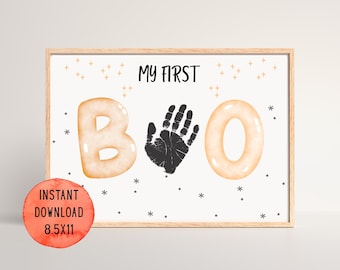 Puede incluir: Un cartel enmarcado con las palabras "MY FIRST BOO" en negro. La "B" y la "O" son letras de burbujas en color naranja claro. La "O" es una huella de mano en negro. El cartel está decorado con pequeñas formas de estrella y está etiquetado "INSTANT DOWNLOAD 8.5x11".