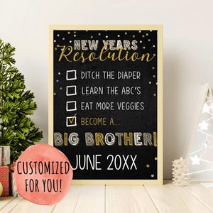 Könnte beinhalten: Ein gerahmtes Schild im Tafelstil mit dem Text "NEW YEARS Resolution" und einer Checkliste. Die Checkliste enthält "Ditch the Diaper", "Learn the ABC's" und "Eat More Veggies". Auf dem Schild steht "BECOME A... BIG BROTHER!" und "JUNE 20XX."