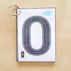 Flashcard per tracciare i numeri, automobili e strade, stampabile, conteggio, imparare i numeri, scrivere, attività prescolare e della scuola materna immagine 2