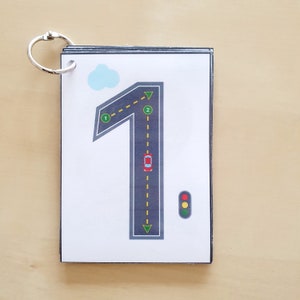 Flashcard per tracciare i numeri, automobili e strade, stampabile, conteggio, imparare i numeri, scrivere, attività prescolare e della scuola materna immagine 4