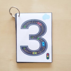 Flashcard per tracciare i numeri, automobili e strade, stampabile, conteggio, imparare i numeri, scrivere, attività prescolare e della scuola materna immagine 5