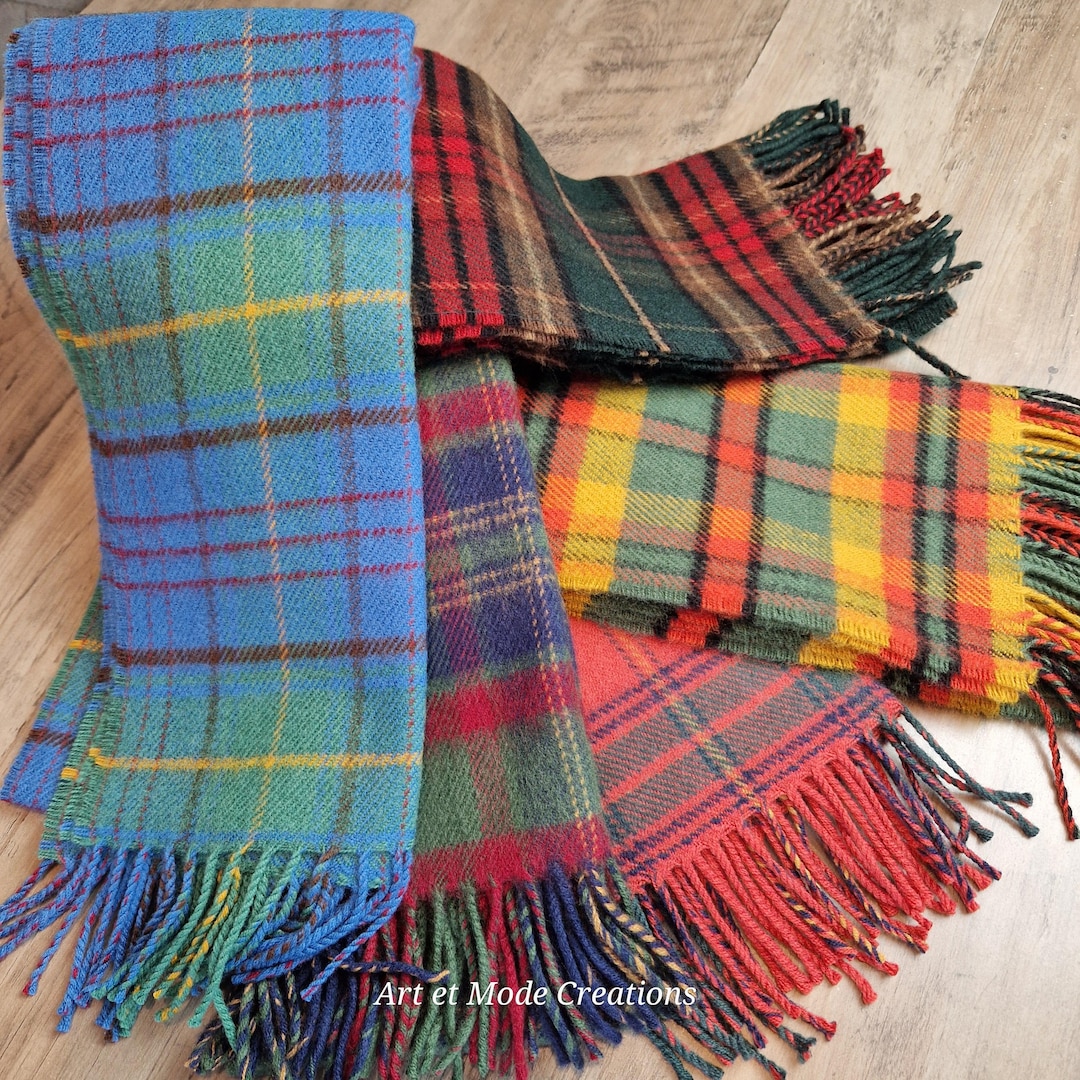 アイルランドのタータン/チェック柄ラムウールスカーフ。お好みの刺繍