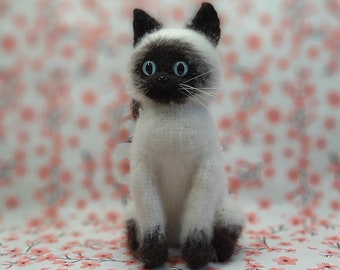 寝そべりシャム猫さんのあみぐるみ 癒されネコのあみぐるみ・ シャム猫キックス | iichi 日々の暮らしを