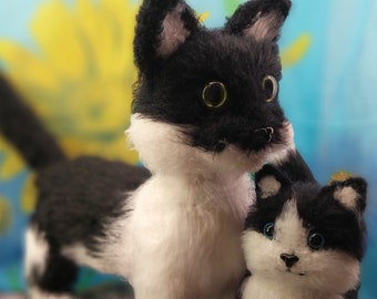 Puede incluir: Dos gatos de peluche, uno grande y otro pequeño, están uno al lado del otro. Los gatos son blancos y negros, el más grande tiene ojos amarillos y el más pequeño ojos azules. El fondo es una mezcla borrosa de azul y amarillo.