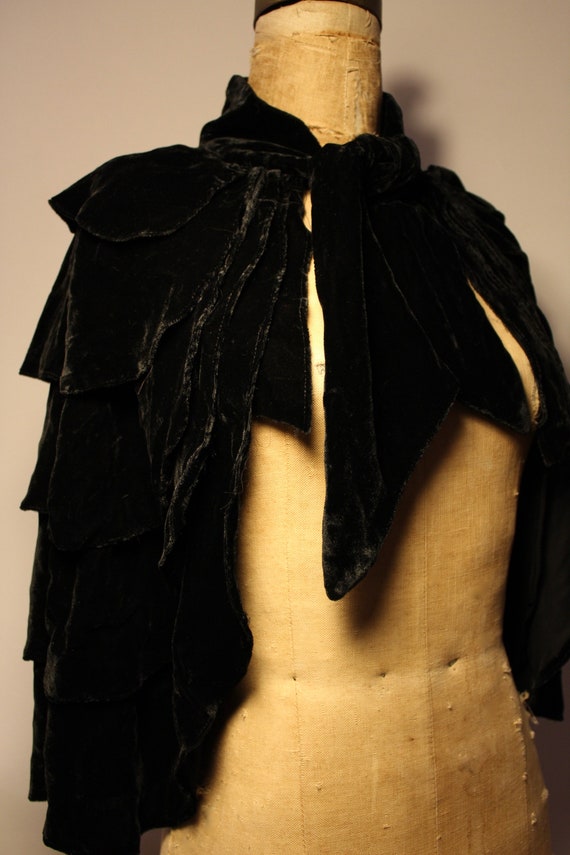 Black silk velvet cape, 1900 / Black silk velvet c