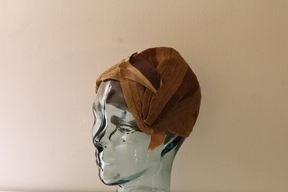 Rattan bell hat, 1920. / Rattan bell hat, 1920.