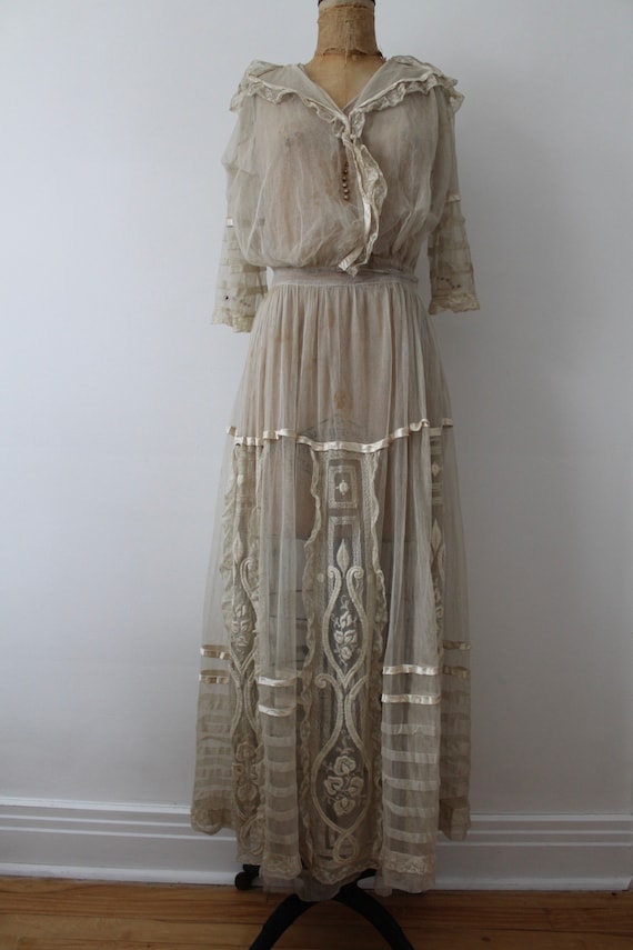 Embroidered tulle dress, 1900. / Embroidered tulle