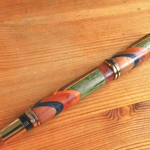 Rollerballpen, schrijfinstrument, handgedraaid uit samengesteld gekleurd hout, uniek stuk, verguld met 24-karaats goud
