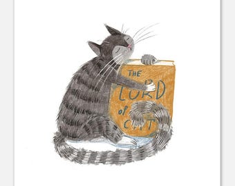 Puede incluir: Ilustración de un gato atigrado gris abrazando un libro naranja titulado "The Lord of Cat". El gato, con los ojos cerrados, está dibujado en un estilo suave. El libro es de color naranja.